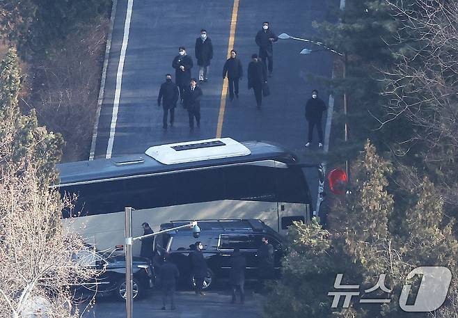 고위공직자범죄수사처가 윤석열 대통령의 체포영장 집행에 나선 3일 서울 용산구 한남동 대통령 관저 경내에서 관계자들이 내려오고 있다. 2025.1.3/뉴스1 ⓒ News1 송원영 기자