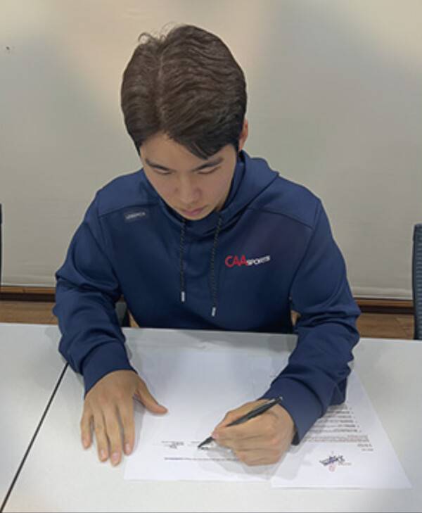 LA다저스와 계약서에 사인하는 김혜성의 모습. ⓒCAA 스텔라