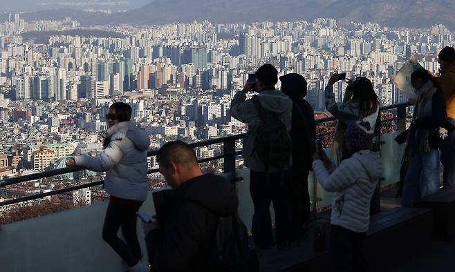 서울 남산에서 바라본 시내 아파트 단지./연합뉴스