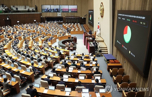 지난달 12일 국회 본회의에서 '윤석열 대통령 배우자 김건희의 주가조작 사건 등의 진상규명을 위한 특별검사 임명 등에 관한 법률안'이 통과되고 있다.   [연합뉴스]