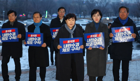 국회 법제사법위원회 더불어민주당 간사인 김승원 의원을 비롯한 위원들이 5일 오후 경기도 과천시 중앙동 정부과천종합청사 고위공직자범죄수사처(공수처)를 항의 방문하고 있다 <연합뉴스 사진>