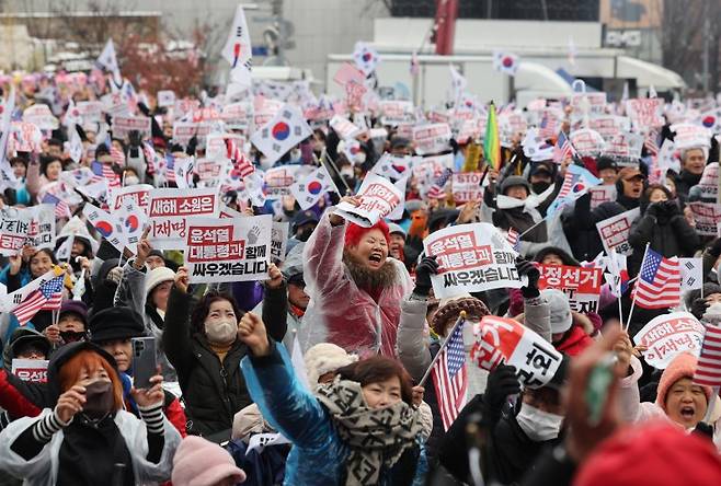 윤석열 대통령에 대한 고위공직자범죄수사처(공수처)의 체포영장 유효기간 만료를 하루 앞둔 5일 서울 용산구 대통령 관저 인근에서 보수단체가 대통령 체포 및 탄핵 반대 집회를 하고 있다. 연합뉴스