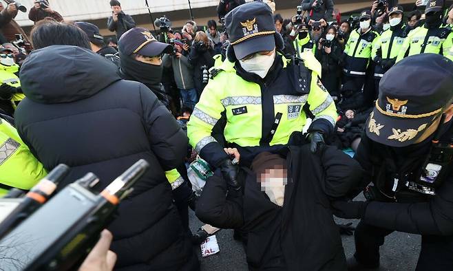 2일 오후 서울 용산구 대통렬 관저 앞에서 농성 중이던 윤 대통령 지지자들이 경찰에 의해 연행되고 있다. 김태형 기자 xogud555@hani.co.kr