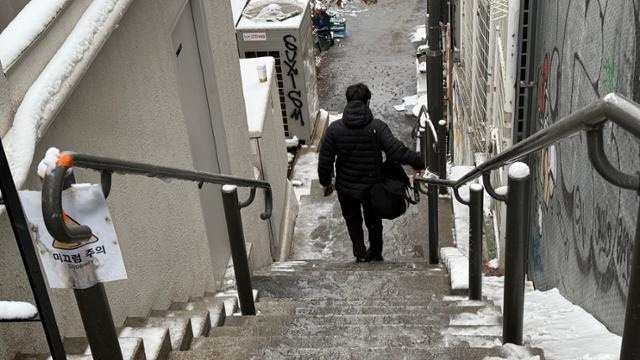 5일 서울 용산구 한남동 해밀톤호텔 인근에서 한 남성이 손잡이를 잡은 채 가파른 계단을 조심스럽게 내려가고 있다. 문지수 기자