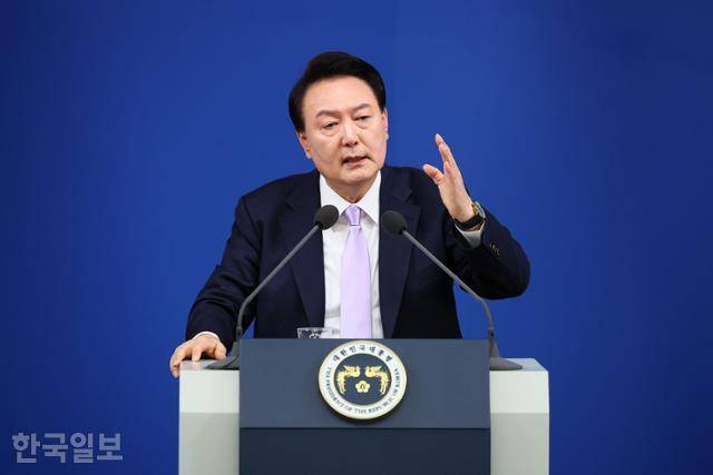 윤석열 대통령이 지난해 11월 7일 오전 서울 용산 대통령실 청사 브리핑실에서 대국민담화 및 기자회견을 하고 있다. 왕태석 선임기자