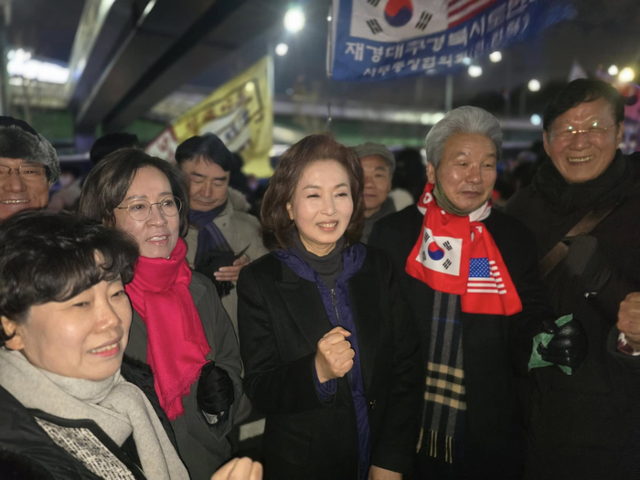 이인선·김민전·조배숙 국민의힘 의원이 4일 서울 한남동 일대에서 열린 탄핵 반대 집회에 참석해 사진을 찍고 있다. 이인선 의원 페이스북