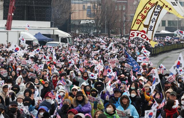 5일 서울 용산구 한남동 대통령 관저 인근에서 시민들이 윤석열 대통령을 지지하는 탄핵 반대 집회를 하고 있다. 뉴시스