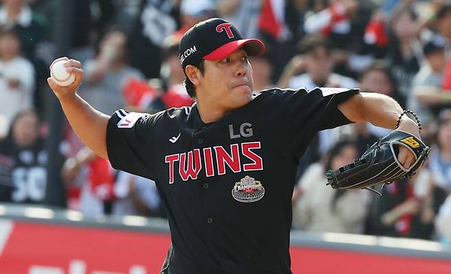 <yonhap photo-3896="">(수원=연합뉴스) 한종찬 기자 = 9일 수원 KT위즈파크에서 열린 2024 프로야구 신한 SOL뱅크 KBO 포스트시즌 준플레이오프 4차전 LG 트윈스와 kt wiz의 경기. 5회말 무사에서 LG 김진성이 역투하고 있다.</yonhap>