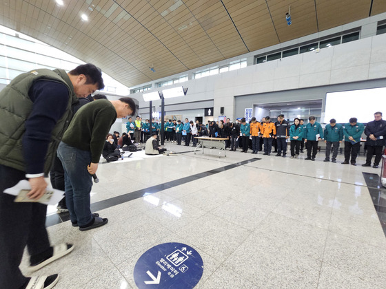 제주항공 참사 희생자 대표 박한신씨가 5일 오전 9시 30분 무안국제공항에서 열린 정부합동 브리핑에서 수습당국에 감사 인사를 하고 있다.뉴스1