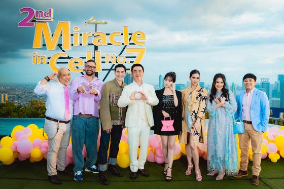 인도네시아 영화 '7번방의 두번째 기적'의 현지 개봉(25일)을 앞둔 지난달 21일, 원작 영화 '7번방의 선물'(2013) 이환경 감독과 주연 배우 류승룡(가운데), 갈소원이 현지 시사회 및 레드카펫 행사에 초청됐다. 사진 NEW