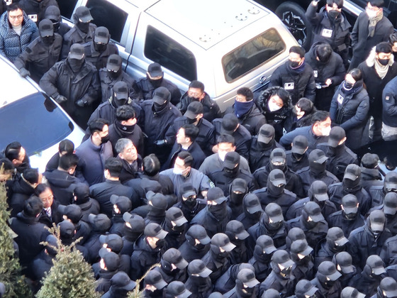 지난 3일 경찰과 고위공직자범죄수사처 등으로 구성된 ‘비상계엄 공조수사본부’는 대통령 관저까지 200m를 앞두고 윤석열 대통령 체포영장 집행에 실패했다. 뉴스1