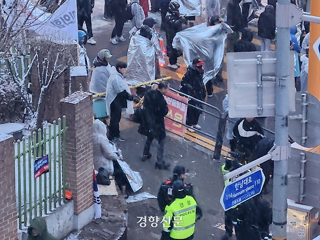 5일 윤석열 대통령 지지자들이 한남동 대통령 관저 인근에서 철제 바리케이드를 치고 행인들의 이동을 가로막고 있다. 오동욱 기자