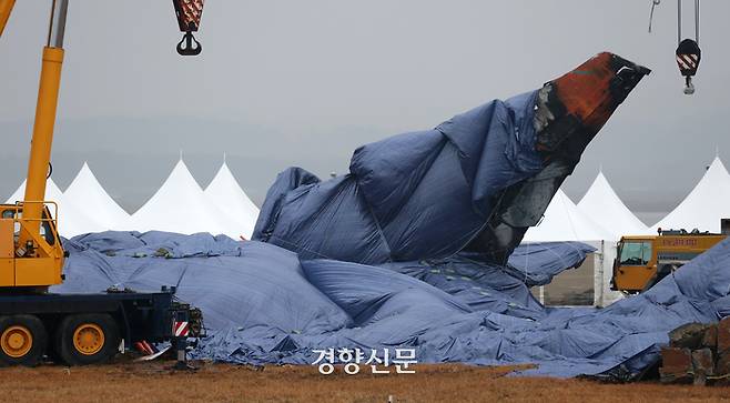 무안공항 제주항공 여객기 참사 8일째인 5일 전남 무안국제공항 사고 여객기 잔해에 방수포가 덮여 있다. 2025.01.05 무안|권도현 기자