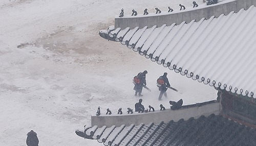 5일 서울 종로구 경복궁에서 작업자들이 눈을 치우고 있다. 연합뉴스 제공