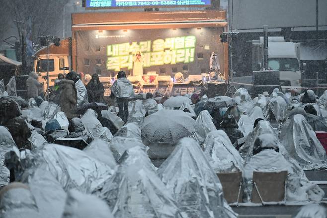 민주노총 등 진보단체가 5일 오전 서울 용산구 대통령 관저 인근에서 '대통령 체포 및 탄핵 찬성' 집회를 열고 구호를 외치고 있다.