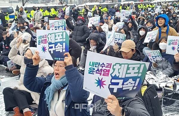 ▲ 5일 서울 용산구 한남동 대통령 관저 인근에서 열린 집회에서 참가자들이 구호를 외치고 있다. 사진=금준경 기자.