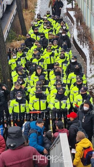 ▲ 5일 서울 용산구 한남동 대통령 관저 인근에서 관저로 가는 방향을 막은 경찰. 사진=금준경 기자.