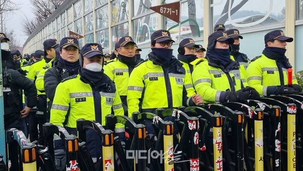 ▲ 5일 서울 용산구 한남동 대통령 관저 인근에서 열린 집회에서 참가자들이 구호를 외치고 있다. 사진=금준경 기자.