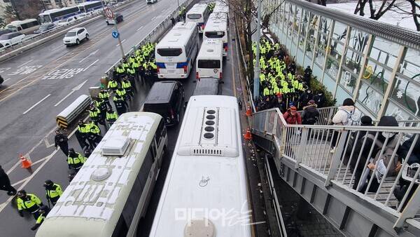 ▲ 5일 서울 용산구 한남동 대통령 관저 인근에서 관저로 가는 방향을 막은 경찰. 사진=금준경 기자.