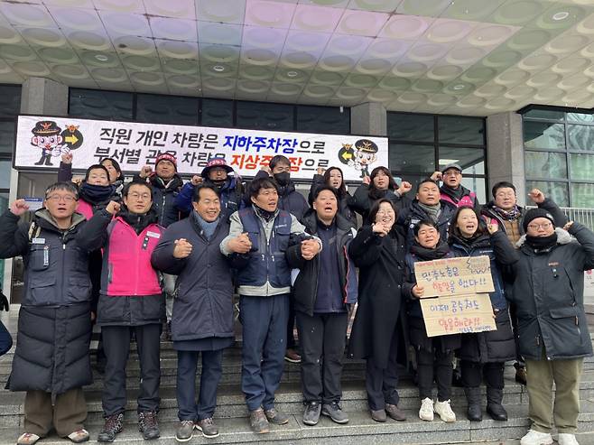 진보당 윤종오 원내대표, 정혜경 의원 등이 5일 서울 마포경찰서 앞에서 한남동 대통령 관저 앞 집회 당시 연행된 전국학교비정규직노동조합 이영남 조합원, 금속노조 거제통영고성조선하청지회 홍필한 조합원이 석방되자 기뻐하고 있다./사진=뉴스1