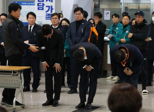 애경그룹 지주사 AK홀딩스 고준 대표가 4일 오후 무안국제공항에서 애경그룹의 한 계열사가 지난달 31일 진행한 연말 행사와 관련해 유가족들에게 사과하고 있다. 연합뉴스