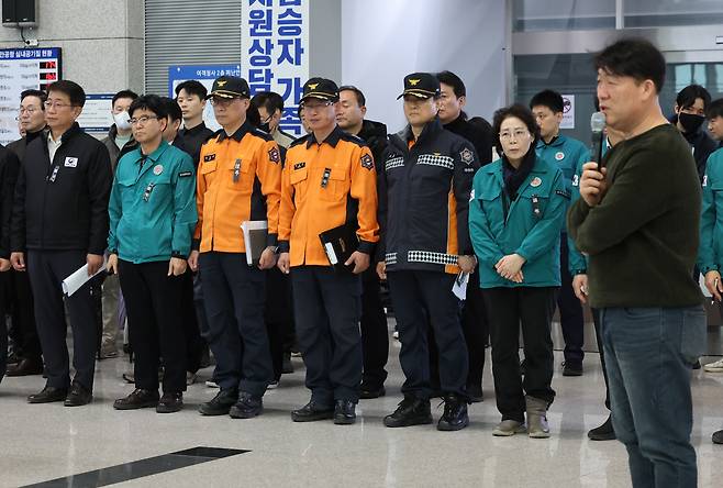 5일 오전 전남 무안군 무안국제공항에서 제주항공 여객기 참사 희생자 유가족인 박한신 유가족대표가 감사 인사를 하고 있다. <연합뉴스>