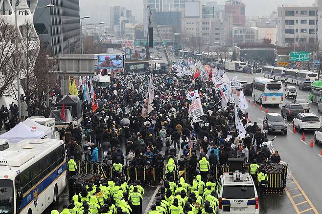 윤석열 대통령에 대한 고위공직자범죄수사처(공수처)의 체포영장 유효기간 만료를 하루 앞둔 5일 서울 용산구 대통령 관저 인근에서 민주노총 등 진보단체가 대통령 체포 및 탄핵 찬성 집회를 하고 있다. [연합]