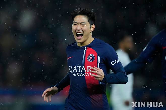 [파리=신화/뉴시스] 파리 생제르맹(PSG)의 이강인이 지난해 1월3일(현지시각) 프랑스 파리의 파르크 데 프랭스에서 열린 2023 트로페 데 샹피옹(프랑스 슈퍼컵) 툴루즈와의 경기 전반 3분 선제골을 넣고 킬리안 음바페와 기쁨을 나누고 있다. 이강인은 선제 결승 골로 PSG의 2-0 승리와 슈퍼컵 우승을 이끌며 MVP에도 선정됐다. 프랑스 슈퍼컵은 같은 시즌 프랑스 리그1 챔피언과 쿠프 드 프랑스(프랑스컵) 우승팀이 단판 승부로 우승을 가리는 대회다. 2024.01.04.