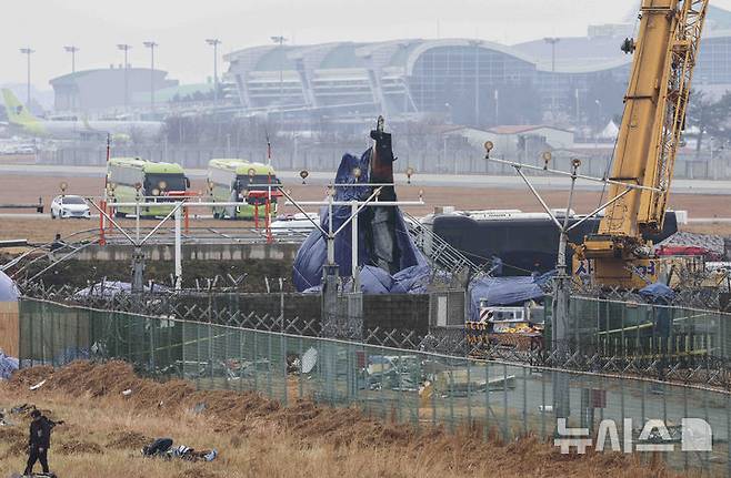 [무안=뉴시스] 김근수 기자 = 제주항공 여객기 참사 8일째인 5일 전남 무안군 무안국제공항 사고 현장에 여객기 꼬리 부분이 방수포로 덮여 있다. 2025.01.05. ks@newsis.com