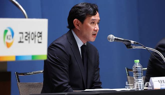 [서울=뉴시스] 추상철 기자 = 최윤범 고려아연 회장이 13일 오후 서울 중구 대한상공회의소에서 열린 '일반공모 유상증자 계획 철회' 등과 관련 기자회견에서 취재진의 질문에 답변하고 있다. 2024.11.13. scchoo@newsis.com