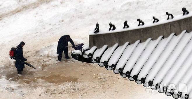 [서울=뉴시스] 최진석 기자 = 서울과 수도권을 비롯한 곳곳에 대설특보가 내려진 절기상 소한인 5일 서울 경복궁 인근에서 관계자들이 눈을 치우고 있다. 2025.01.05. myjs@newsis.com