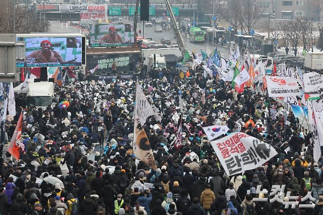 윤석열 대통령에 대한 고위공직자범죄수사처(공수처)의 체포영장 유효기간 만료를 하루 앞둔 5일 서울 용산구 대통령 관저 인근에서 민주노총 등 진보단체가 대통령 체포 및 탄핵 찬성 집회를 하고 있다. 연합뉴스