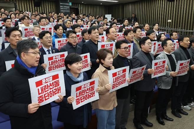 더불어민주당 박찬대 원내대표를 비롯한 의원들이 5일 오후 국회에서 열린 비상 의원총회에서 윤석열 대통령에 대한 체포 영장 집행을 촉구하며 구호를 외치고 있다. 연합뉴스