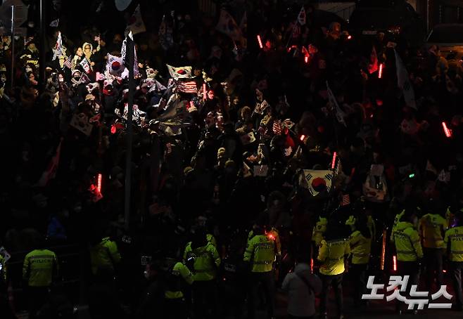 윤석열 대통령에 대한 체포영장 발부 사흘째인 2일 오후 서울 용산구 한남동 대통령 관저 인근에서 윤 대통령 지지자들이 체포저지 집회를 갖고 있다. 황진환 기자