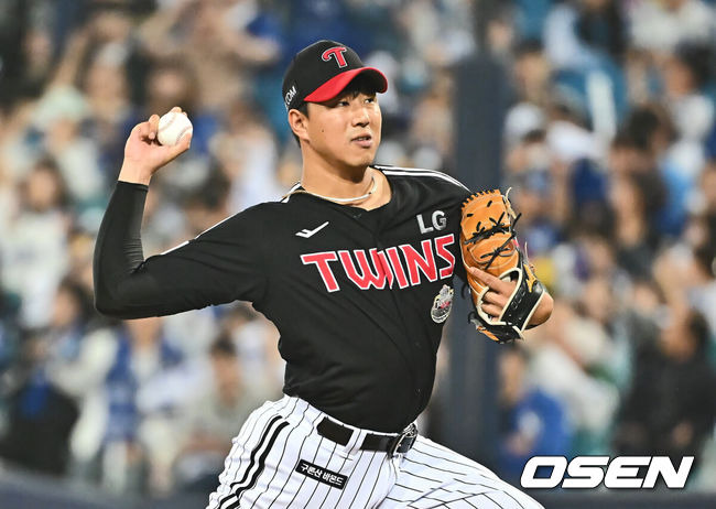 [OSEN=대구, 이석우 기자] 15일 대구 삼성라이온즈파크에서 2024 신한 SOL뱅크 KBO 포스트시즌 플레이오프 삼성 라이온즈와 LG 트윈스의 2차전 경기가 열렸다. LG 트윈스 정우영이 역투하고 있다. 2024.10.15 / foto0307@osen.co.kr