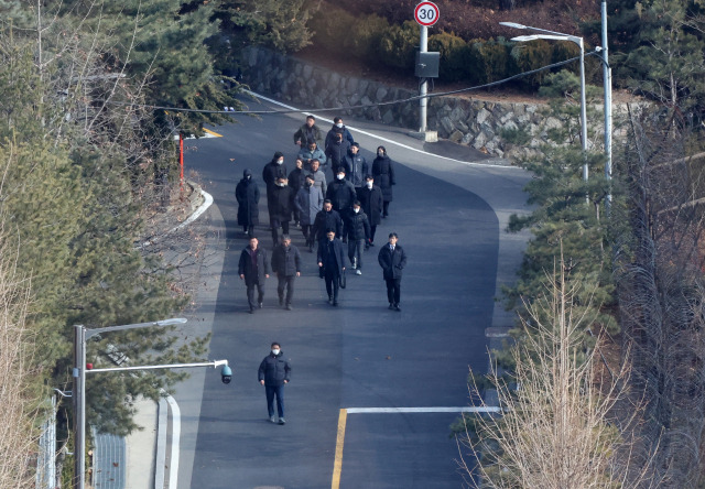 ▲고위공직자범죄수사처가 윤석열 대통령의 체포영장 집행에 나선 3일 서울 용산구 한남동 대통령 관저 경내에서 공수처 수사관과 경찰 병력 등이 내려오고 있다. ⓒ연합뉴스