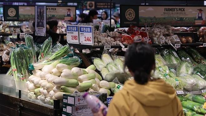 이달 말 설을 앞두고 일부 농산물 가격이 강세를 보이고 있다. 연합뉴스