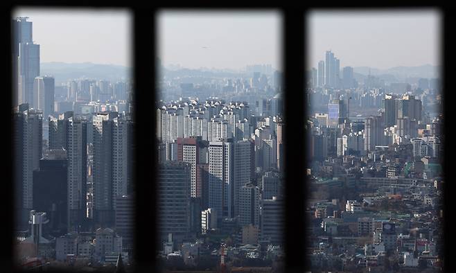 서울 중구 남산공원에서 아파트가 보이고 있다. 뉴시스