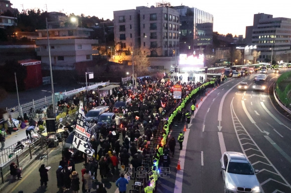 공수처, 한남동 관저 진입 - 윤석열 대통령에 대한 체포영장 집행에 나선 고위공직자범죄수사처 수사관들이 3일 서울 용산구 한남동 대통령 관저 입구를 통과해 진입한 가운데 관저인근에 긴장감이 돌고 있다. 2025.1.3 박지환기자