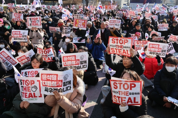 “윤석열 대통령과 함께 싸우겠습니다” - 지난 4일 서울 용산구 한남동 대통령 관저 인근에서 윤석열 대통령 지지 집회 참가자들이 손팻말을 들고 있다. 2025.1.4 연합뉴스