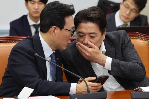 부승찬 의원과 대화하는 김민석 의원 - 6일 오후 국회 국방위원회 전체회의에서 더불어민주당 김민석 의원과 부승찬 의원이 대화하고 있다. 2024.12.6 연합뉴스