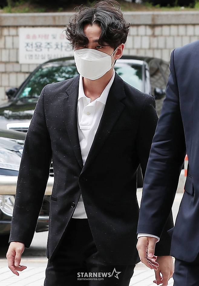 대마초 상습 흡연 혐의를 받고 있는 그룹 비투비 전 멤버 정일훈이 10일 오후 서울 서초구 서울중앙지방법원에서 열린 선고 공판에 출석하고 있다.  이날 재판부는 정일훈에게 징역 2년의 실형을 선고했다.