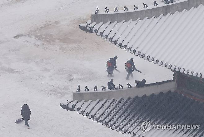 수도권 대설특보에 제설 작업 (서울=연합뉴스) 홍해인 기자 = 서울 등 수도권에 대설특보가 내려진 5일 서울 종로구 경복궁에서 작업자들이 눈을 치우고 있다. 2025.1.5 hihong@yna.co.kr