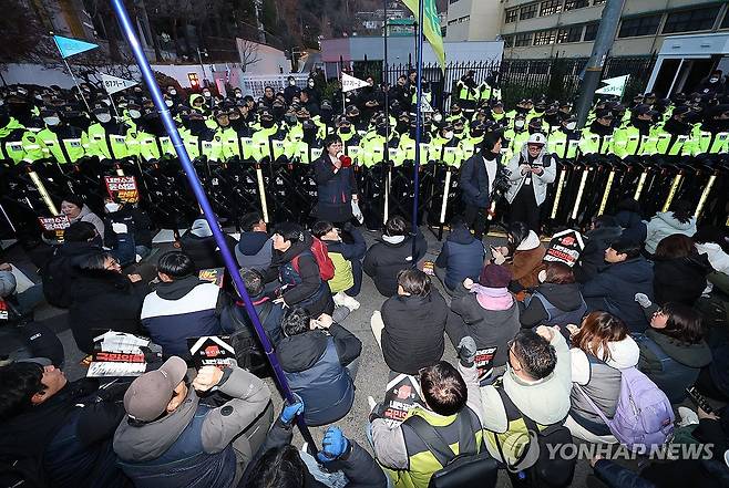 대통령 관저 정문 앞에서 구호 외치는 민주노총·윤석열 퇴진비상행동 (서울=연합뉴스) 김성민 기자 = 전국민주노동조합총연맹(민주노총) 등 단체 회원들이 12일 오후 서울 용산구 한남동 대통령 관저 입구에서 윤석열 대통령 탄핵, 국민의힘 해체를 촉구하는 시위를 벌이고 있다. 2024.12.12 ksm7976@yna.co.kr