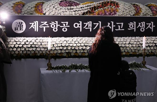 제주항공 여객기 사고 희생자 추모 행렬 (전주=연합뉴스) 지난달 30일 오후 전북특별자치도청 공연장동 1층에 마련된 제주항공 여객기 사고 희생자 합동분향소에서 시민이 헌화하고 있다. 2024.12.30 doo@yna.co.kr