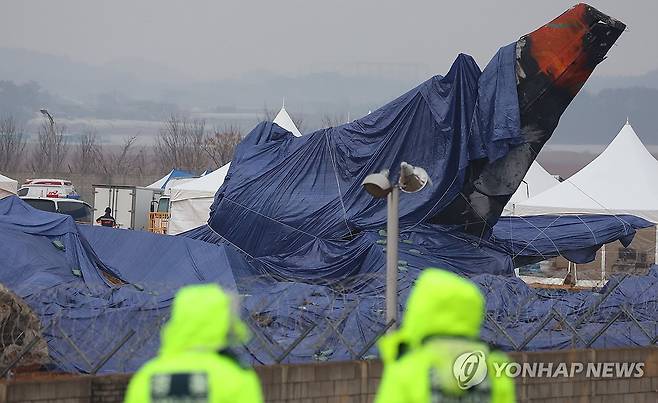 비 내리는 무안, 방수포 덮인 꼬리 날개 (무안=연합뉴스) 김도훈 기자 = 제주항공 여객기 참사 8일째인 5일 비가 내리는 무안국제공항 사고 현장과 꼬리 날개에 방수포가 덮여 있다. 2025.1.5 superdoo82@yna.co.kr