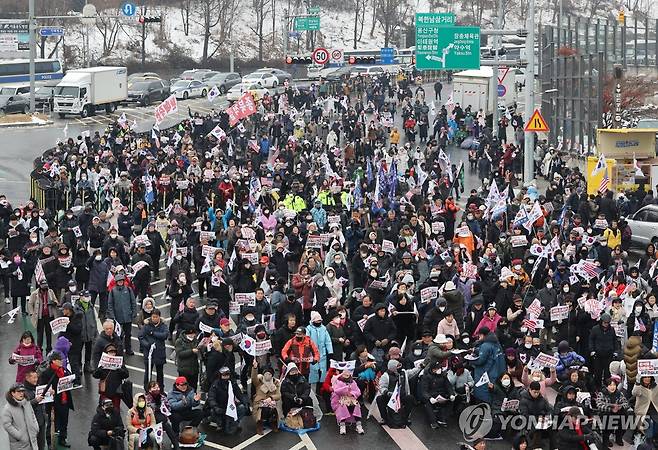 대통령 체포 및 탄핵 반대 집회 (서울=연합뉴스) 임화영 기자 = 윤석열 대통령에 대한 고위공직자범죄수사처(공수처)의 체포영장 유효기간 만료를 하루 앞둔 5일 서울 용산구 대통령 관저 인근에서 보수단체가 대통령 체포 및 탄핵 반대 집회를 하고 있다. 2025.1.5 hwayoung7@yna.co.kr