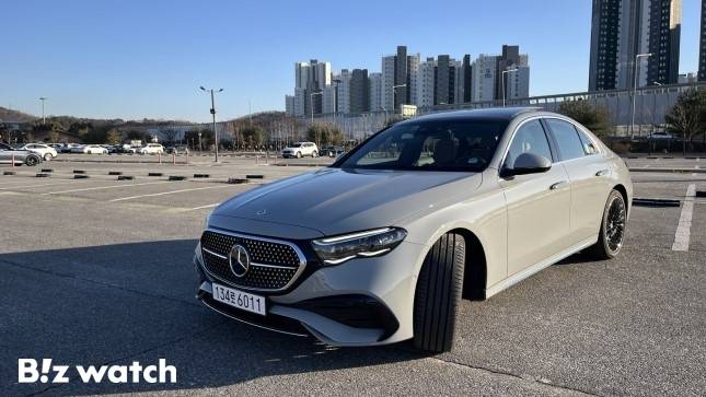 -클래스는 전통과 현대를 조화롭게 잇는 외관 디자인, 3세대 MBUX인포테인먼트 시스템으로 업그레이드된 새로운 차원의 디지털 경험은 물론, 전 모델 전동화 기술 적용을 통해 향상된 주행 성능과 최첨단 안전 및 편의사양을 자랑한다./사진=정민주기자