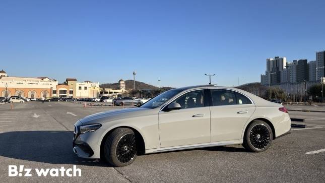 E-클래스는 클래식한 3박스 세단 형태로, 짧은 프론트 오버행과 긴 보닛의 조합으로 안정감 있는 벨트라인 실루엣을 갖췄으며 보닛 위의 파워돔으로 역동성을 강조했다./사진=정민주기자