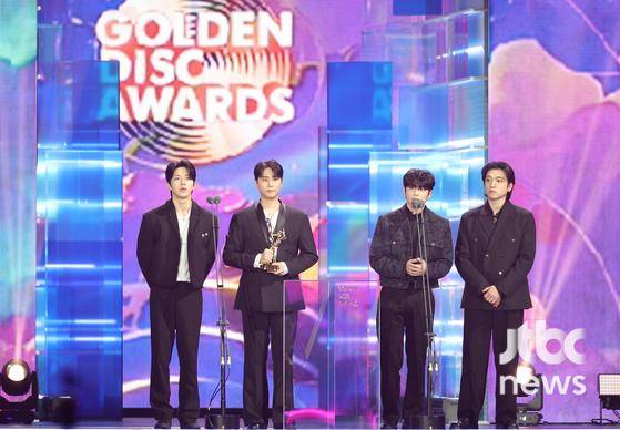 밴드 데이식스가 4일 오후 일본 페이페이 돔 후쿠오카에서 열린 '제39회 골든디스크 어워즈'에서 디지털 음원부문 본상을 수상했다. 특별취재반 / 2025. 01. 04/